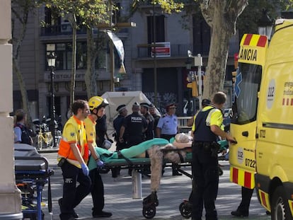 Equipos de emergencia este jueves tras el atentado en las Ramblas de Barcelona.