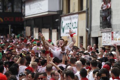 "¡Pamploneses, pamplonesas! Viva san Fermín". Los Sanfermines han comenzado con el tradicional saludo desde el balcón del Ayuntamiento y el chupinazo. En la imagen, ambiente previo en la plaza Consistorial de Pamplona.