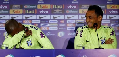 Oliveira sonr&iacute;e junto a Fernandinho en una rueda de prensa en Santiago de Chile. 