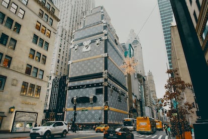 Le Café se ubica en el edificio temporal de Louis Vuitton, mientras su sede habitual afronta renovaciones capitales revestido de unos gigantescos baúles de la marca.