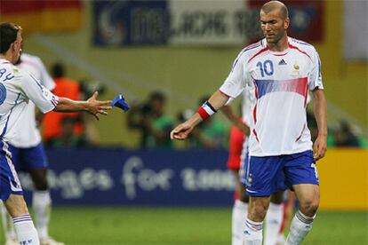 Zidane le tira el brazalete de capitán a Ribéry al ser relevado.
