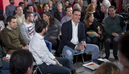 Sánchez en una asamblea abierta en el Museo del Traje el 5 de noviembre.