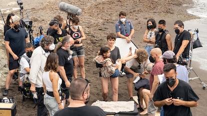 Adriana Ugarte con Cosette Silguero en brazos (en el centro), durante el rodaje de 'Heridas' en Andalucía.