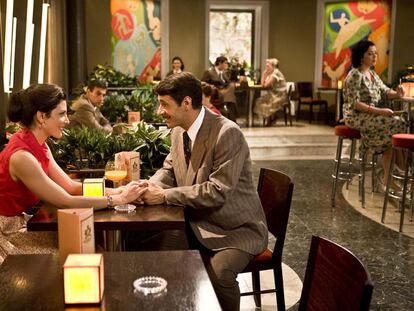 Los actores Bárbara Lennie y Nacho Fresneda, en una escena de la serie de TV Amar en tiempos revueltos.