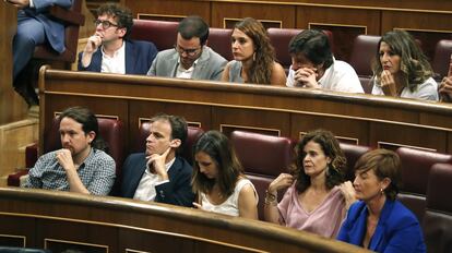 Pablo Iglesias (izquierda) junto a los diputados de Unidas Podemos, durante el discurso de investidura de Pedro Sánchez, este lunes. 