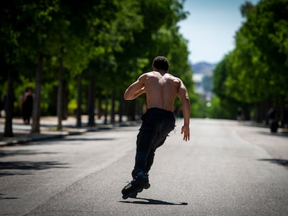 Un hombre patinando en mayo en el parque del Retiro (Madrid).