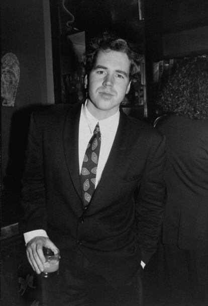 Bret Easton Ellis (1964, Los Ángeles) publicó 'Menos que cero' en 1985. Solo tenía 21 años y algunos ya le comparaban con Ernest Hemingway. Otros solo acertaban a criticar su obra. Con 27 años alcanzó el éxito con 'American psycho'. Una libro polémico donde narra la doble vida de Patrick Bateman, un ejecutivo que asesina por capricho. A pesar de la controversia y de las acusaciones de misoginia que recibió, la historia se trasladó a la gran pantalla en el año 2000 con Christian Bale como protagonista.