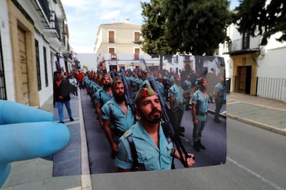 Los legionarios de Ronda durante una procesión al comienzo de la Semana Santa, en abril de 2019. Al fondo, la misma calle el pasado domingo.