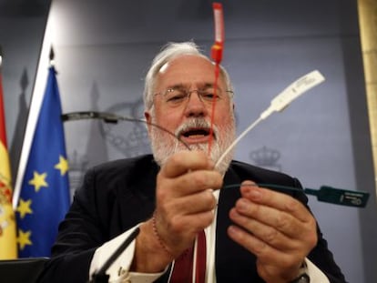 Agriculture Minister Miguel Arias Ca&ntilde;ete shows the new ham tags afer the Cabinet meeting.