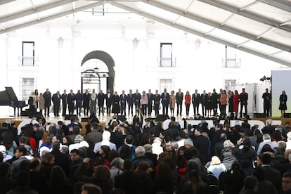 Foto grupal de los dignatarios que acudieron a la conmemoración de este lunes en el Palacio de La Moneda. 