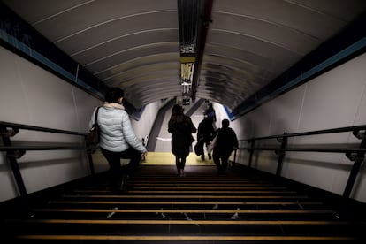 Varios pasajeros se dirigen al andén de metro de la estación de Sol, el pasado 1 de febrero.