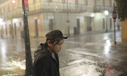 Un hombre bajo la lluvia en Mobile (Alabama), horas antes de la llegada de 'Gordon' a la ciudad.