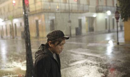 Un hombre bajo la lluvia en Mobile (Alabama), horas antes de la llegada de 'Gordon' a la ciudad.