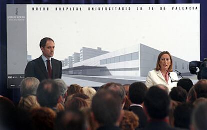 La ministra de Sanidad, Ana Pastor, ayer ante un dibujo del futuro hospital La Fe, acompañada por el presidente de la Generalitat, Francisco Camps.