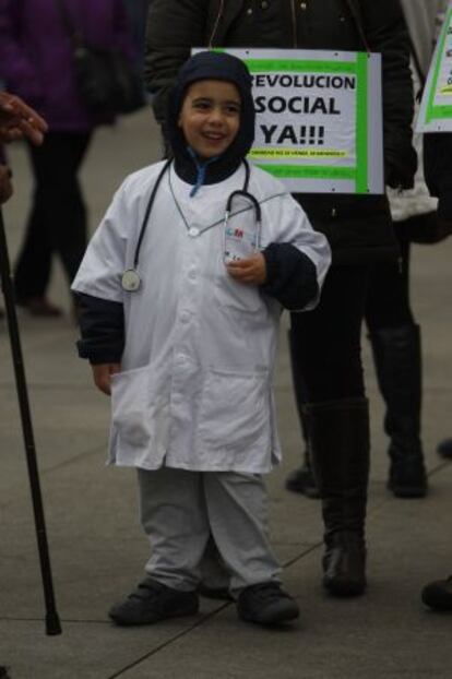 Un niño vestido de médico, en la manifestación.