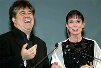 Almodóvar, con Geraldine Chaplin, el pasado día 1 en la apertura del Festival de París.