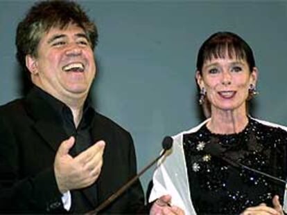 Almodóvar, con Geraldine Chaplin, el pasado día 1 en la apertura del Festival de París.