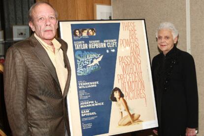 El guionista Tom Mankiewicz junto a su madre en un homenaje a su padre, Joseph Mankiewicz.