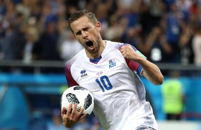 Gylfi Sigurdsson celebra el gol.