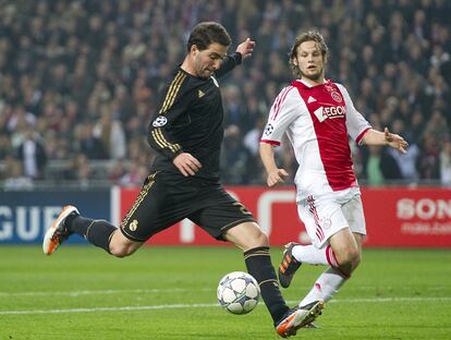 De nuevo, aprovechando un despiste defensivo del Ajax, Higuaín anotó el segundo gol del Madrid.