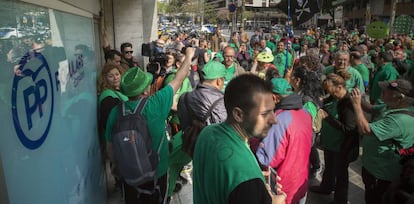 Manifestantes antidesahucios delante de la sede del PP en Barcelona.