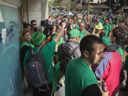 Manifestantes antidesahucios delante de la sede del PP en Barcelona.