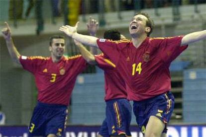 Marcelo celebra un gol a Italia en la final del Mundial de 2004.