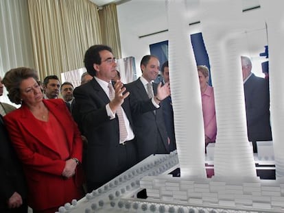 Calatrava, entre Rita Barber&aacute; y Francisco Camps, en la presentaci&oacute;n del proyecto, en 2005.
