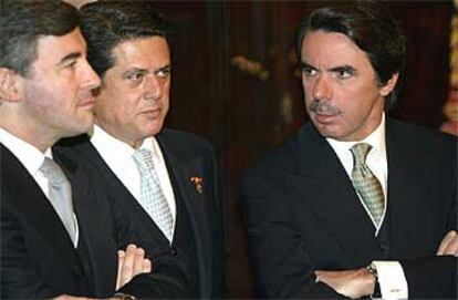 Aznar, junto a los ministros Federico Trillo y Ángel Acebes, ayer, en el Palacio Real.