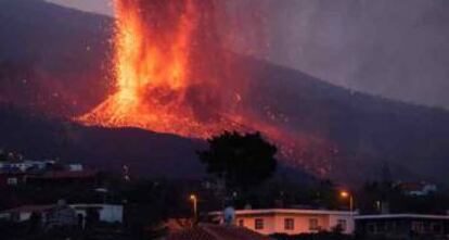 Volcan de Cumbre Vieja (La Palma) en plena erupción.