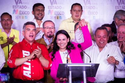 Alejandra del Moral junto a 'Alito' Moreno y Jesús Zambrano, dirigentes del PRI y el PRD, respectivamente, en una conferencia de prensa al cierre de la votación del domingo.