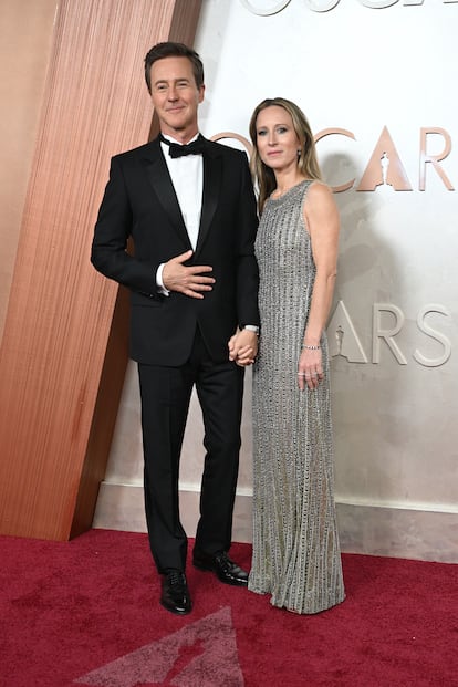 Edward Norton, que estaba nominado a mejor actor de reparto por su trabajo en 'Un completo desconocido', llegó a la ceremonia junto a su mujer, la productora Shauna Robertson.