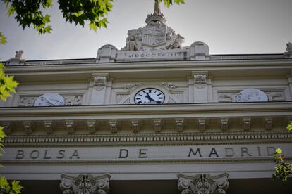 Parte superior de la fachada del edificio de la Bolsa de Madrid.