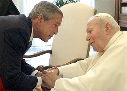 El papa Juan Pablo II recibe al presidente de EE UU, George W. Bush, en el Vaticano.