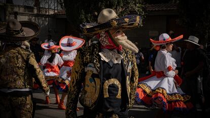 Pobladores del municipio de Chimalhuacán, Estado de México, participan en el tradicional carnaval vestidos de charros, en marzo de 2024.