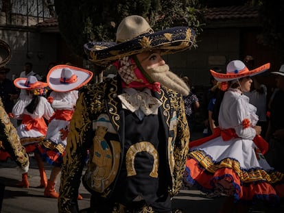 Pobladores del municipio de Chimalhuacán, Estado de México, participan en el tradicional carnaval vestidos de charros, en marzo de 2024.