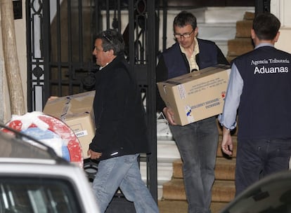 Agentes de Aduanas se han incautado de diverso material, que han sacado en varias cajas del despacho de Rodrígo Rato.