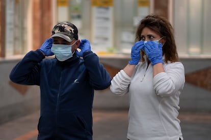 Dos personas se colocan la mascarilla en Sevilla.