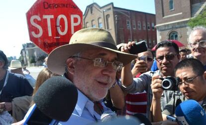 El poeta mexicano Javier Sicilia durante la marcha pacífica por Chicago.