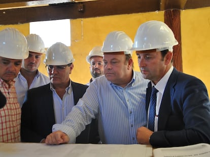 El excalcalde Arcos, José Luis Núñez (segundo por la derecha) y su socio en el gobierno, Manuel Erdozain (primero por la derecha), durante una visita a una obra con miembros de la Diputación de Cádiz en octubre de 2013.