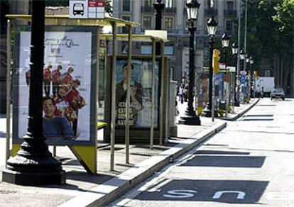 Aspecto de una calle de Barcelona en la que los conductores de autobuses llevan a cabo una huelga indifinida.