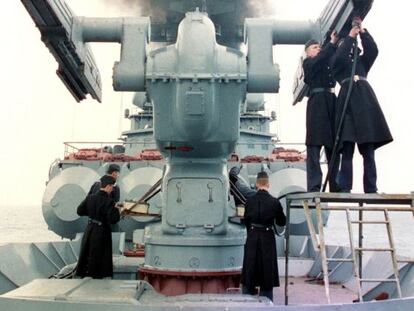 Marineros inspeccionando una lanzadera de misiles a bordo del crucero ruso &quot;Admiral Golovko&quot;, en Sebastopol. 