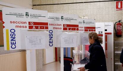 Colocación este miércoles de los paneles, urnas y papeletas en un colegio electoral 