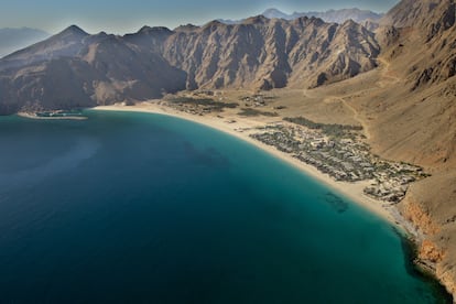 El aislamiento de Six Senses Zighy Bay, en Zaghi (Omán), se combina con lujo sobrio en este refugio ecológico. La tarifa inicial por una habitación está en los 1.150 dólares (1.033 euros).