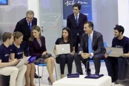 Los Príncipes de Asturias, Felipe y Letizia, conversan ayer con unos jóvenes del programa "Talentum" de Telefónica durante la visita que realizaron al estand de la compañía en el Congreso Mundial de Móviles (MWC).