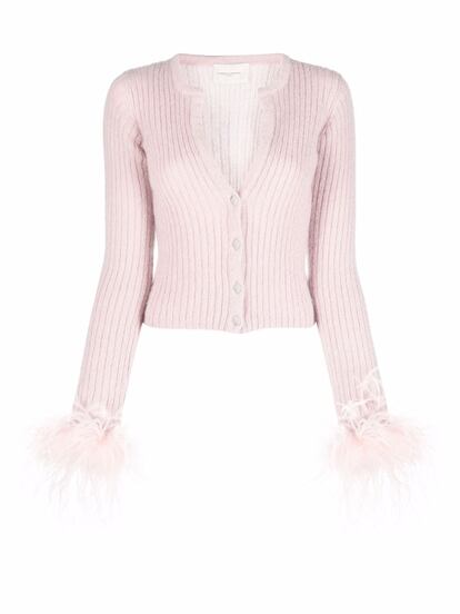 La clásica chaqueta de punto de canalé en rosa pastel sube de nivel al instante al añadirle plumas en las mangas. Es de Giuseppe di Morabito y es perfecta para llevar con vaqueros o un vestido.

362€