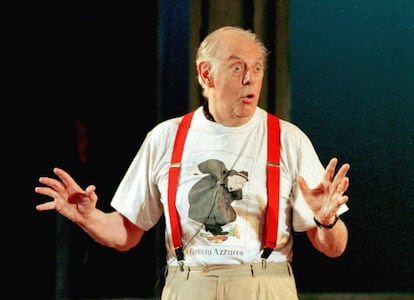 El autor teatral italiano Dario Fo gesticula en una conferencia de prensa en un teatro de Milán, tras ser premiado con el Nobel de Literatura, el 10 de octubre de 1997.