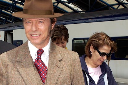 David Bowie junto a su asistente Coco Schwab en Londres (2002).