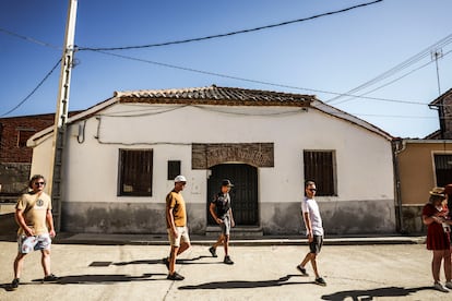 Turistas australianos, ante la casa donde se proyecta 'Frankenstein' en 'El espíritu de la colmena'.