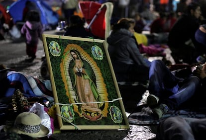 Peregrinos descansan frente a la Basílica de Guadalupe.